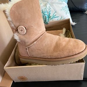 Ugg’s tan boots size 7. Wore maybe twice